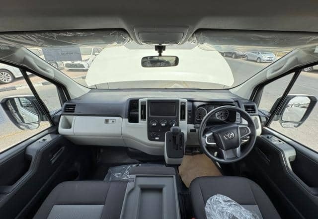 TOYOTA HIACE COMMUTER view 12
