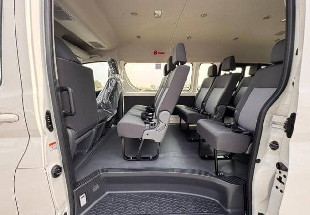 TOYOTA HIACE COMMUTER view 7