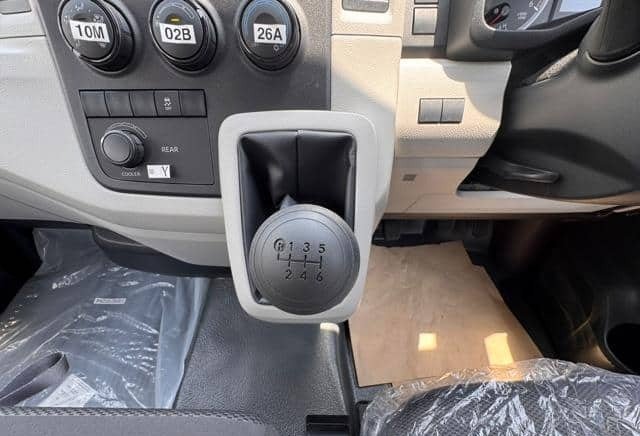 TOYOTA HIACE COMMUTER view 9
