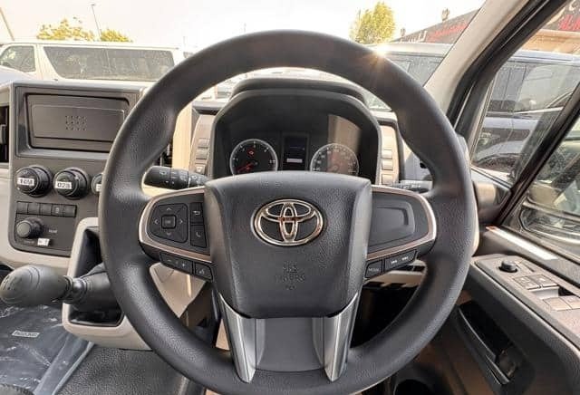 TOYOTA HIACE COMMUTER view 10