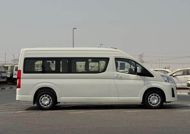 TOYOTA HIACE COMMUTER view 4