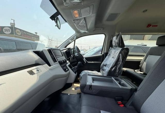 TOYOTA HIACE COMMUTER view 11
