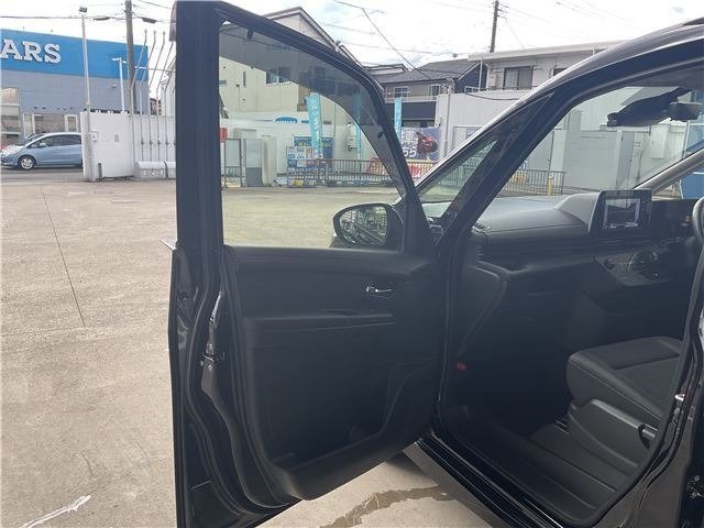NISSAN SERENA e-POWER Highway Star V view 11